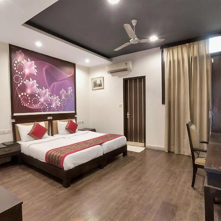 Hotel Oyo 9841 The Vivir 1 Noida Esterno foto