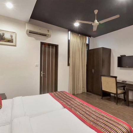 Hotel Oyo 9841 The Vivir 1 Noida Esterno foto