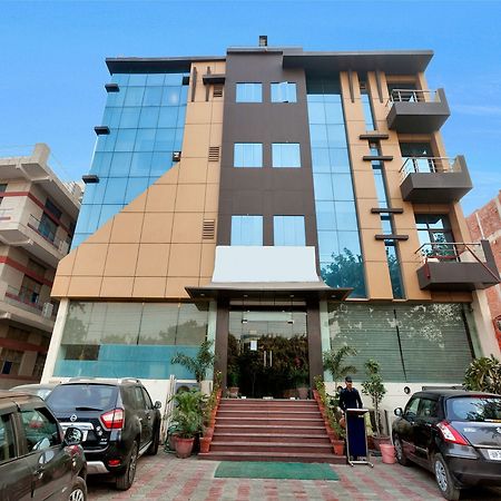 Hotel Oyo 9841 The Vivir 1 Noida Esterno foto