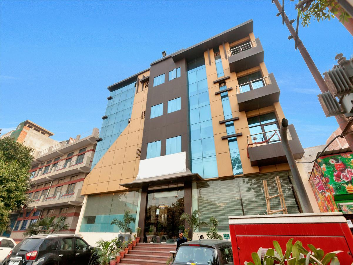 Hotel Oyo 9841 The Vivir 1 Noida Esterno foto