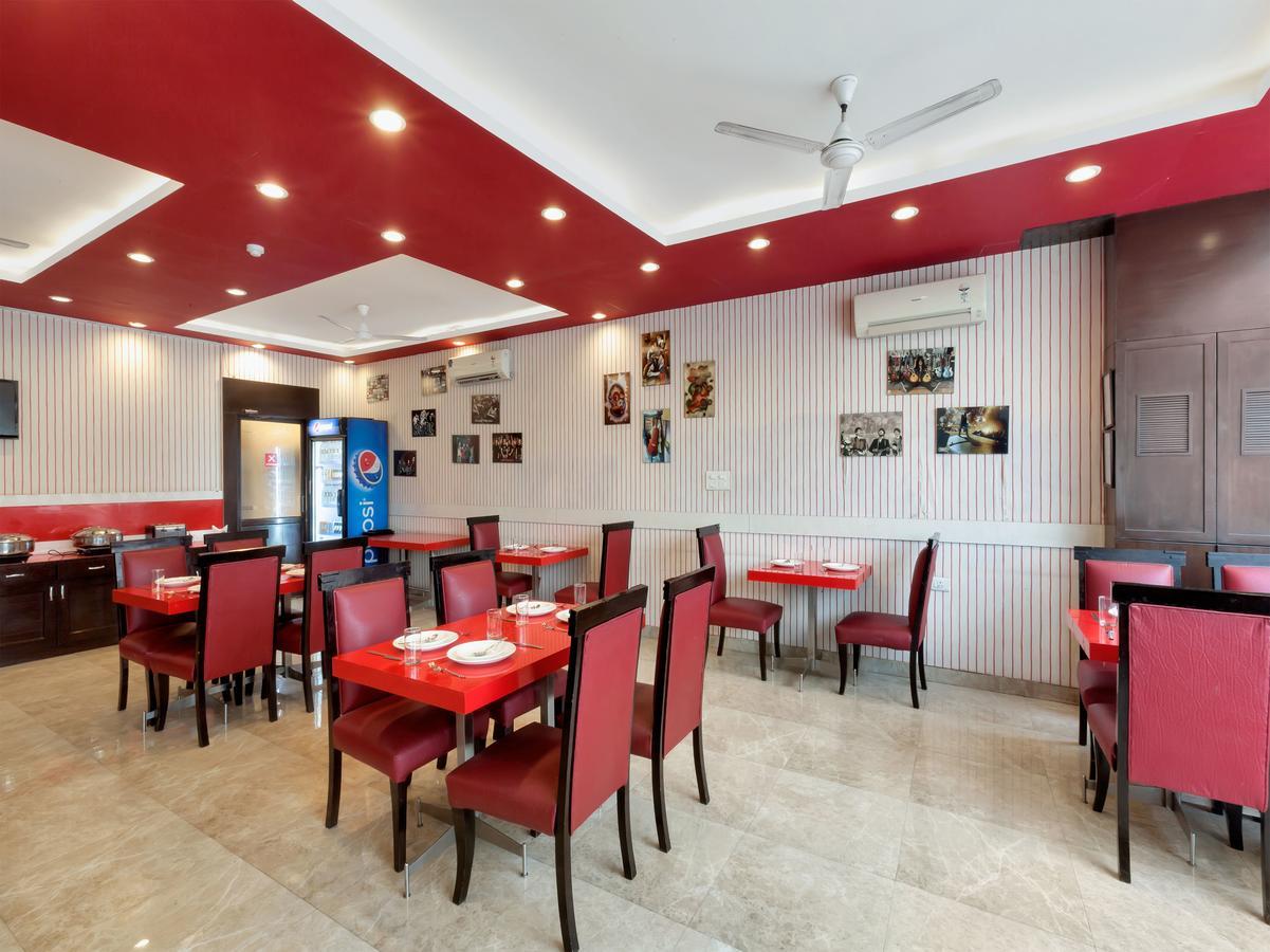 Hotel Oyo 9841 The Vivir 1 Noida Esterno foto