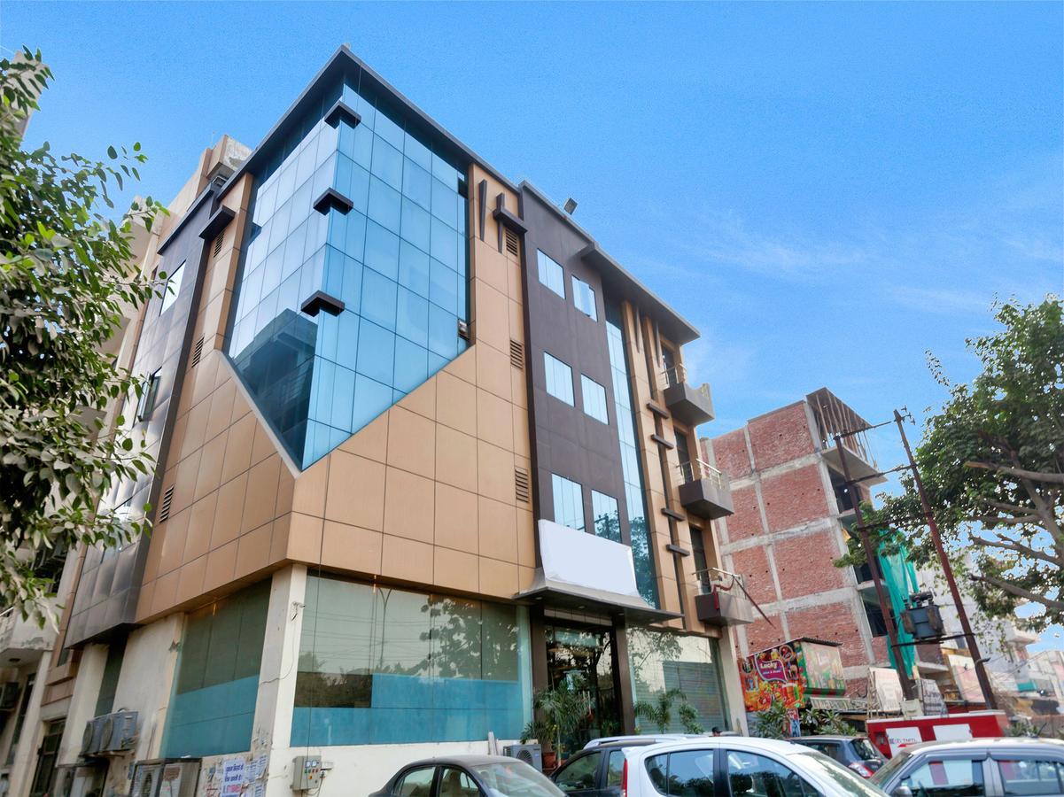 Hotel Oyo 9841 The Vivir 1 Noida Esterno foto