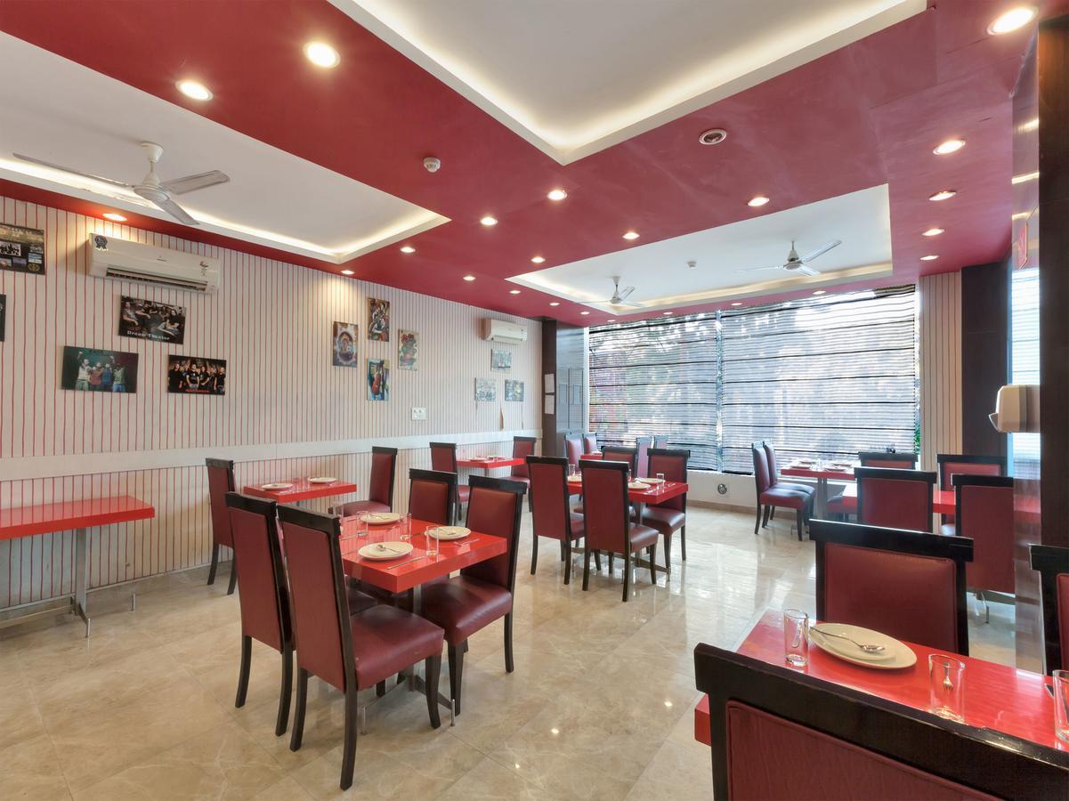 Hotel Oyo 9841 The Vivir 1 Noida Esterno foto