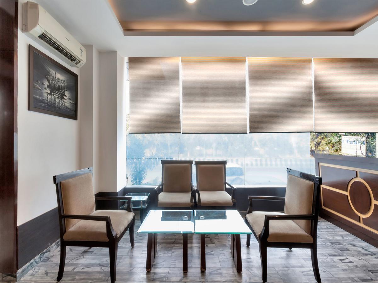 Hotel Oyo 9841 The Vivir 1 Noida Esterno foto