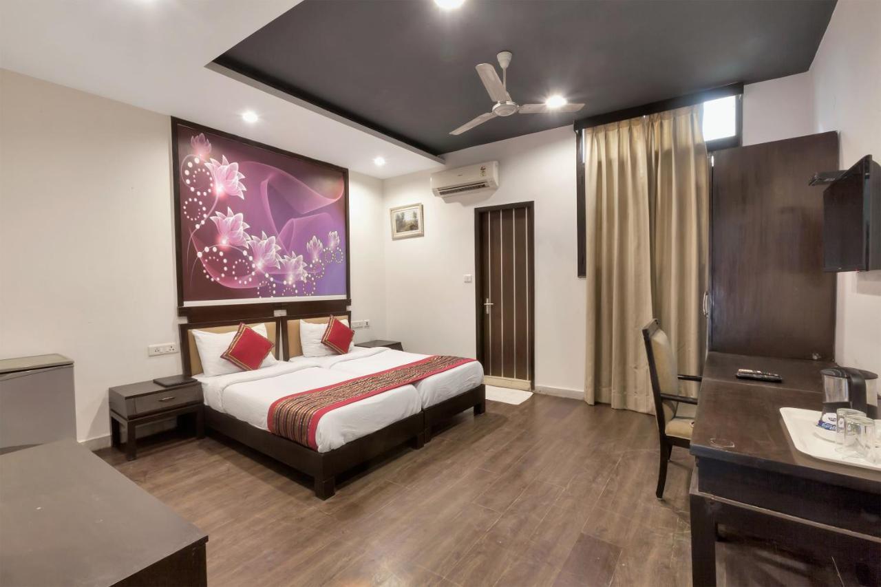 Hotel Oyo 9841 The Vivir 1 Noida Esterno foto