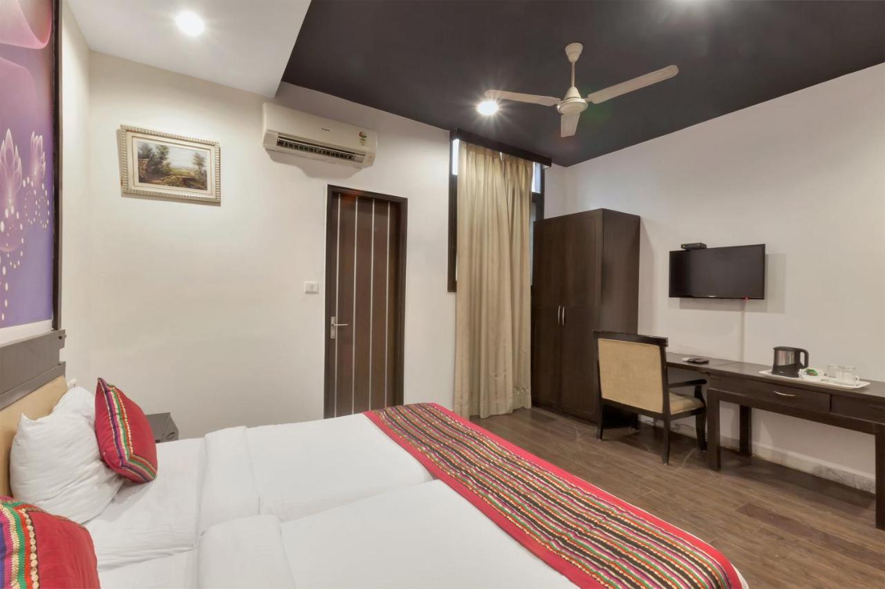 Hotel Oyo 9841 The Vivir 1 Noida Esterno foto