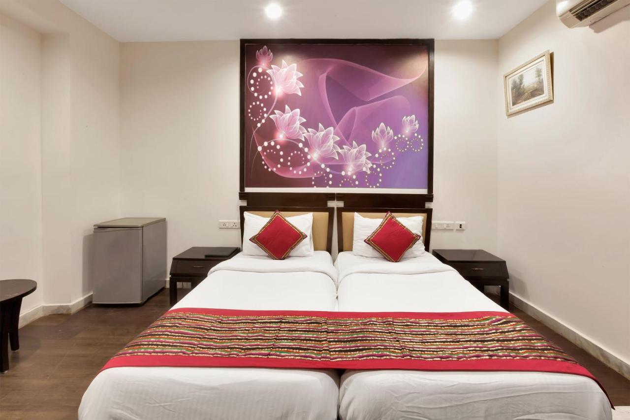 Hotel Oyo 9841 The Vivir 1 Noida Esterno foto