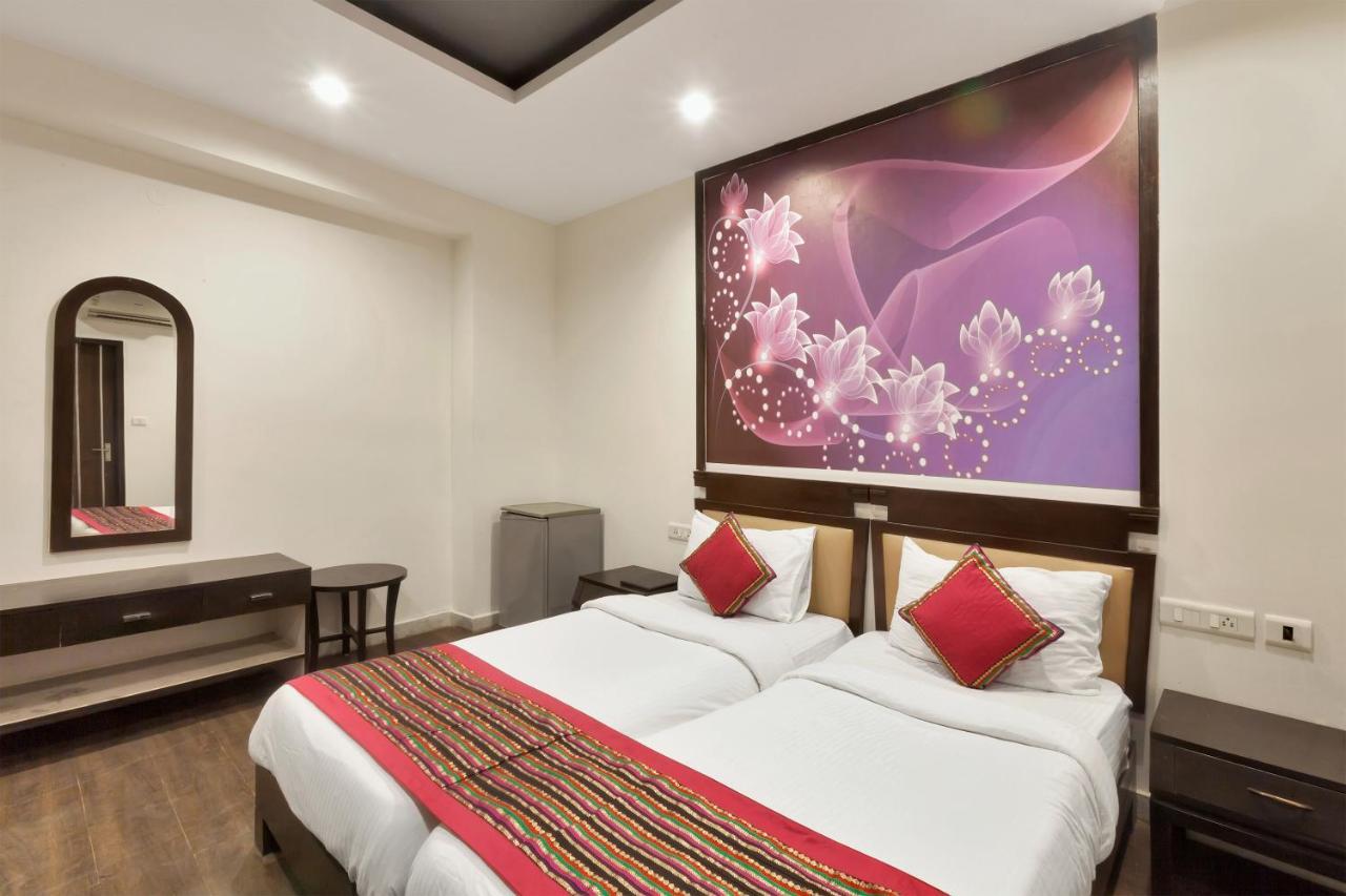Hotel Oyo 9841 The Vivir 1 Noida Esterno foto
