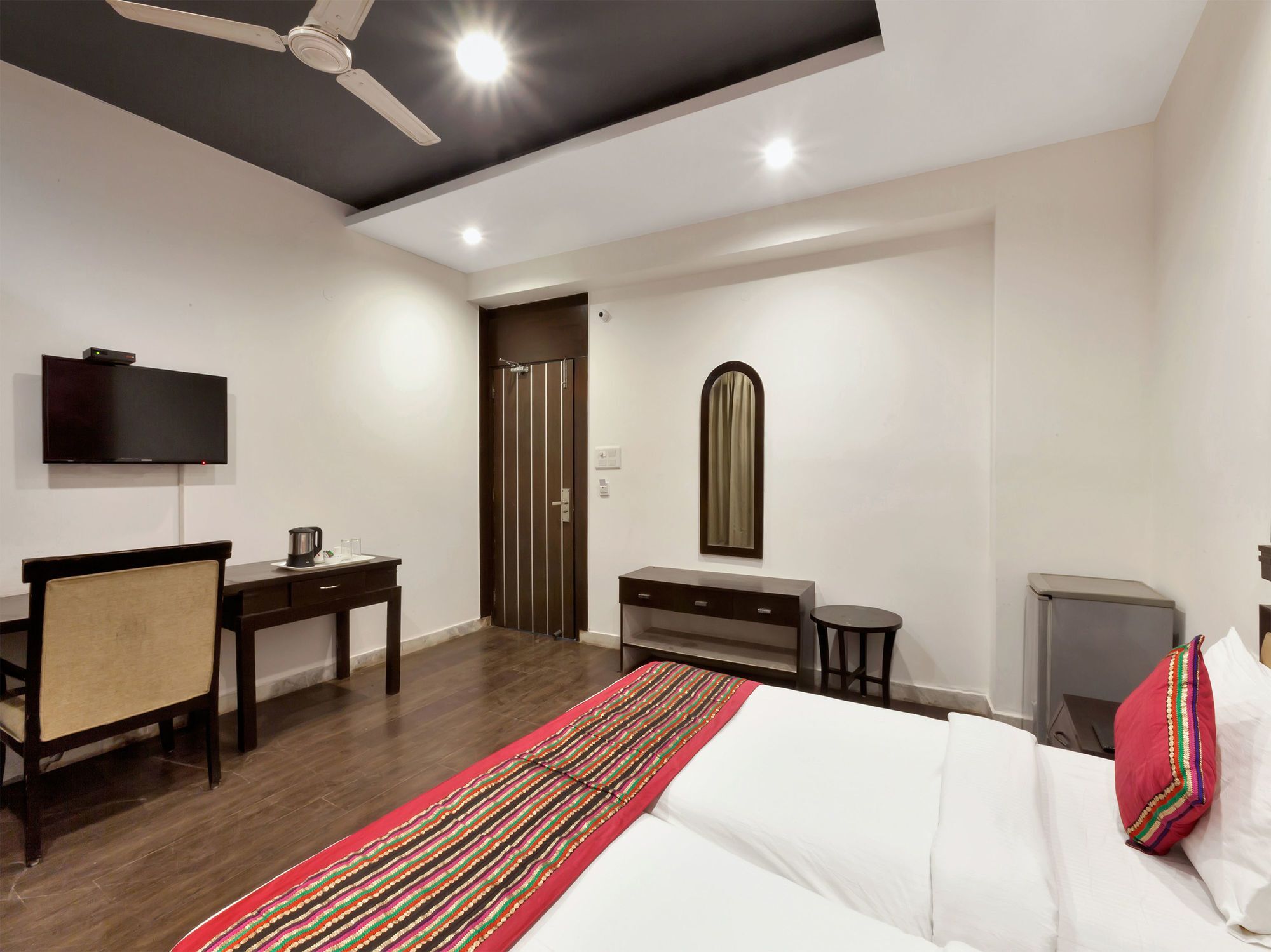Hotel Oyo 9841 The Vivir 1 Noida Esterno foto