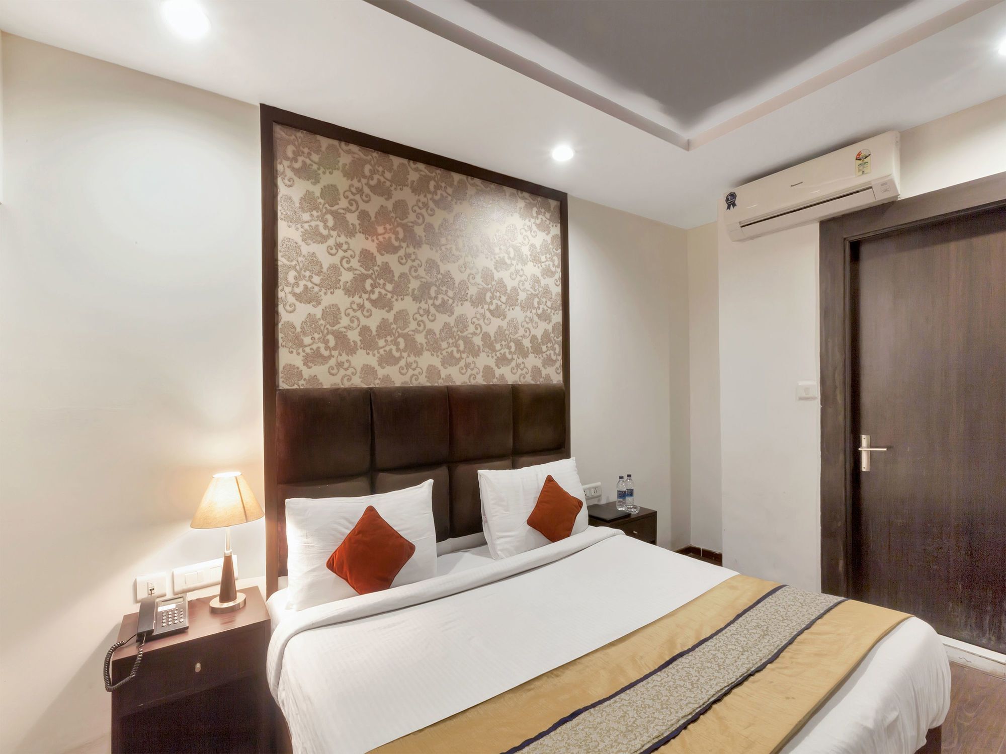 Hotel Oyo 9841 The Vivir 1 Noida Esterno foto