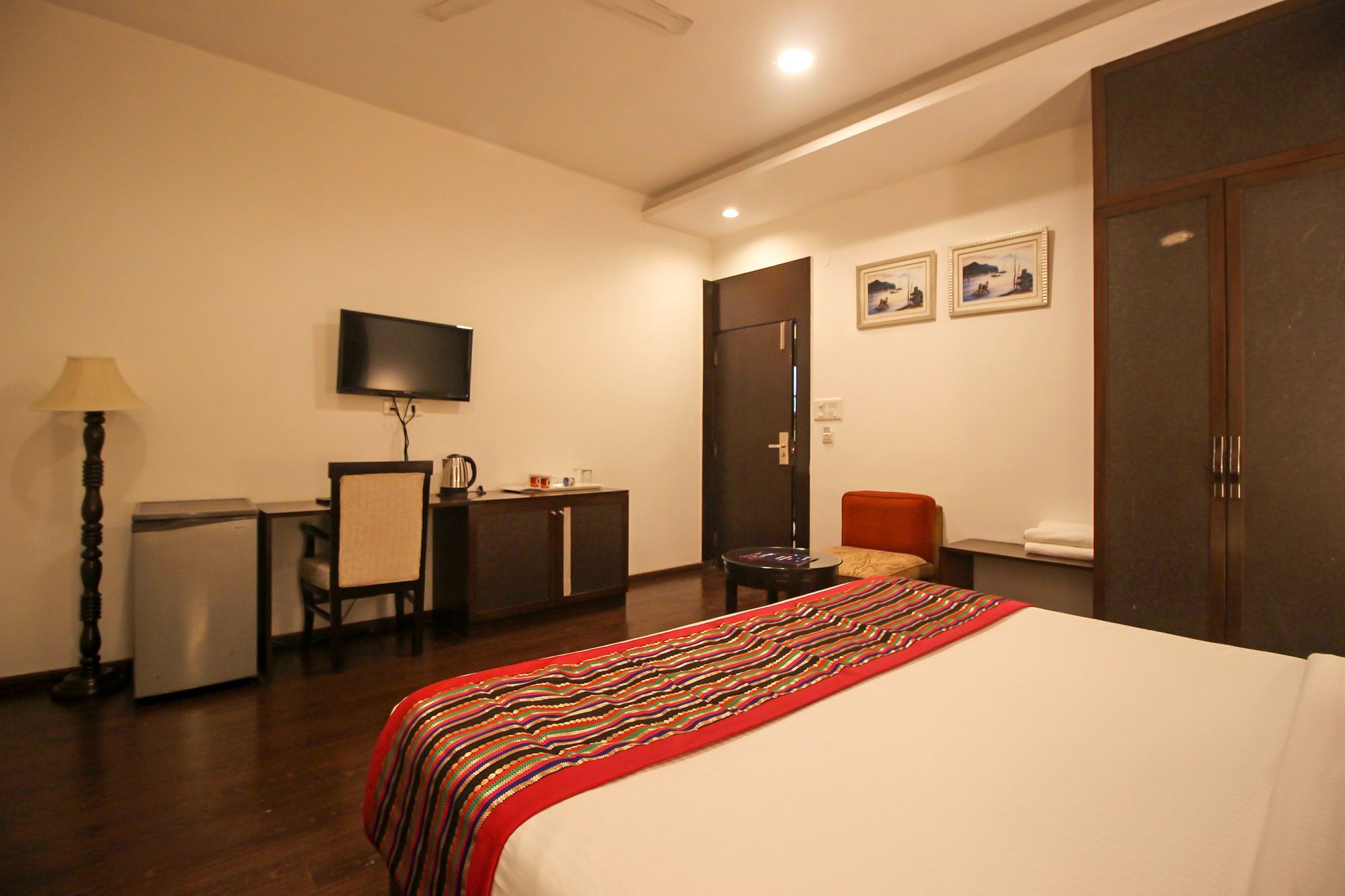 Hotel Oyo 9841 The Vivir 1 Noida Esterno foto