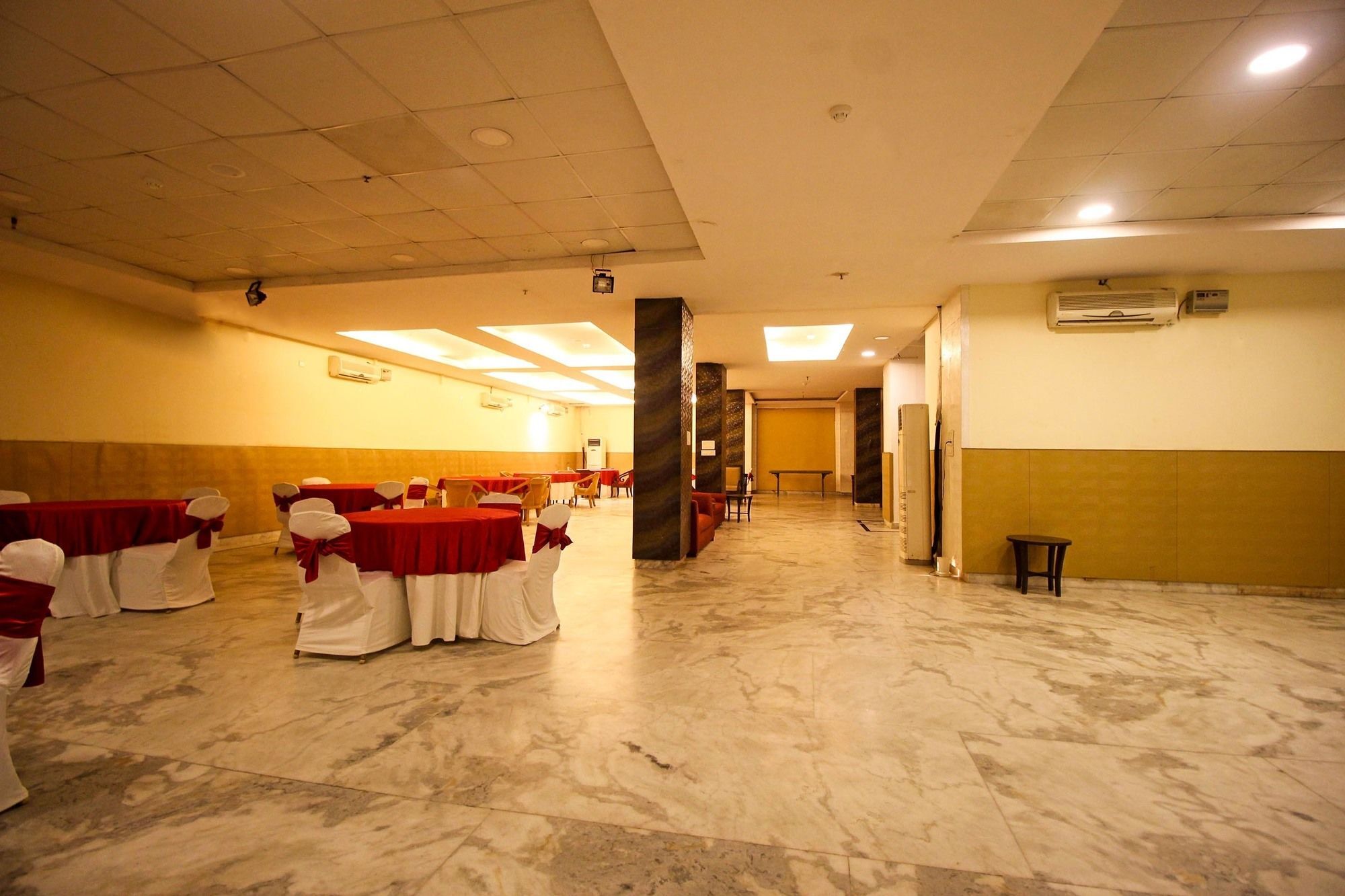 Hotel Oyo 9841 The Vivir 1 Noida Esterno foto