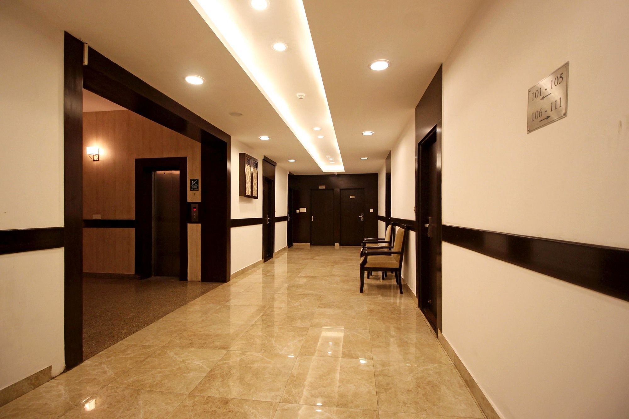 Hotel Oyo 9841 The Vivir 1 Noida Esterno foto