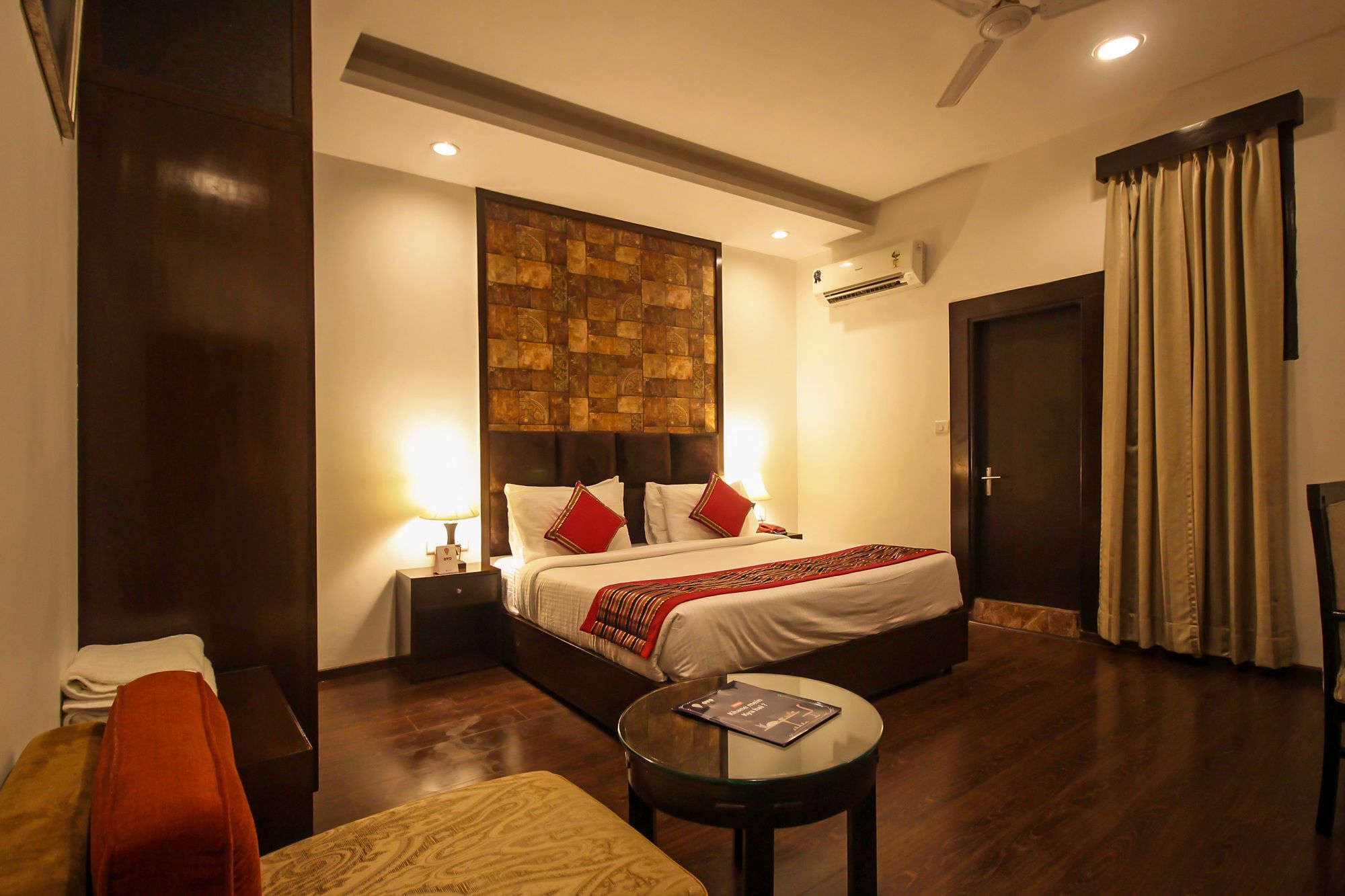 Hotel Oyo 9841 The Vivir 1 Noida Esterno foto