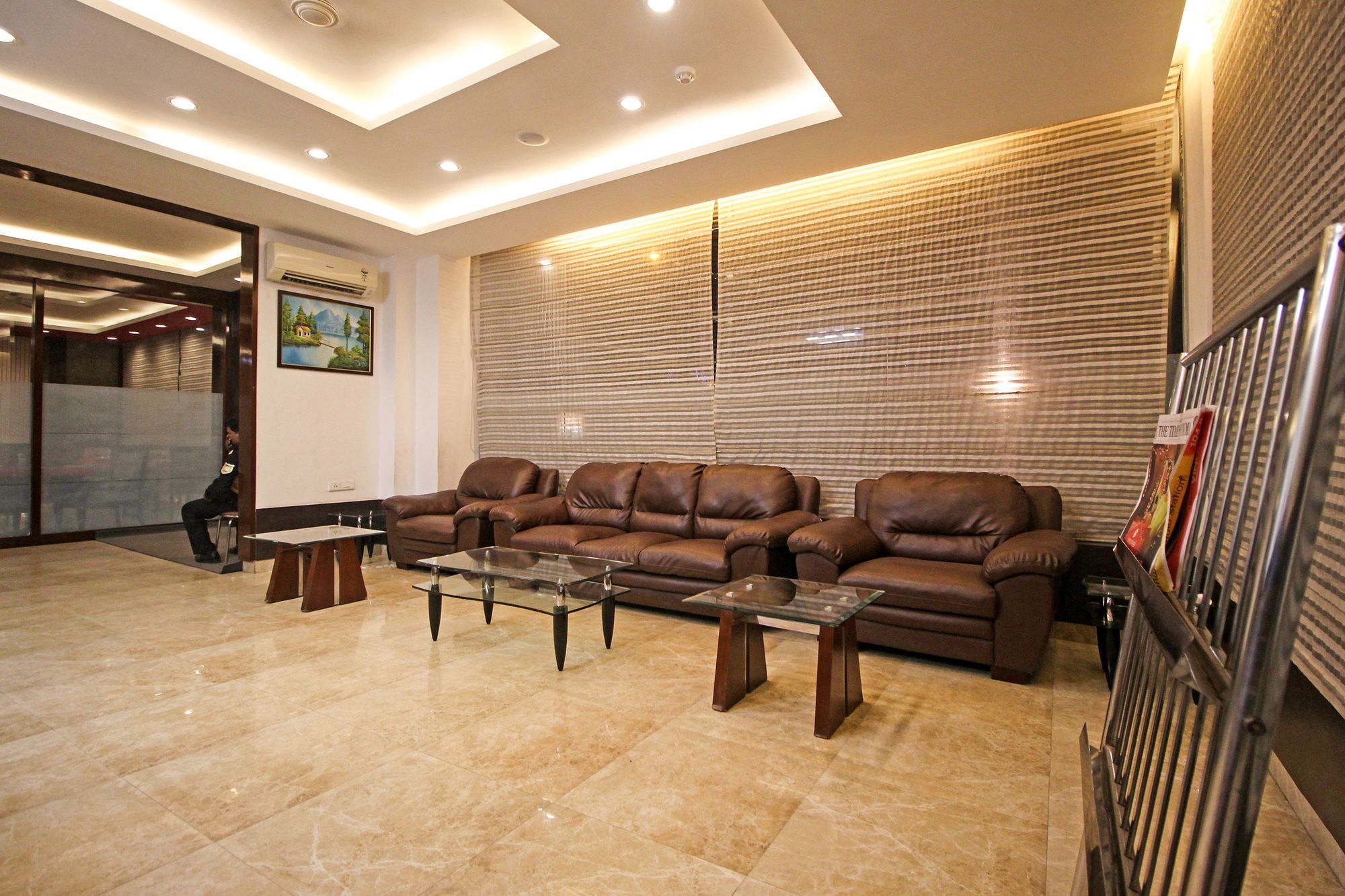 Hotel Oyo 9841 The Vivir 1 Noida Esterno foto
