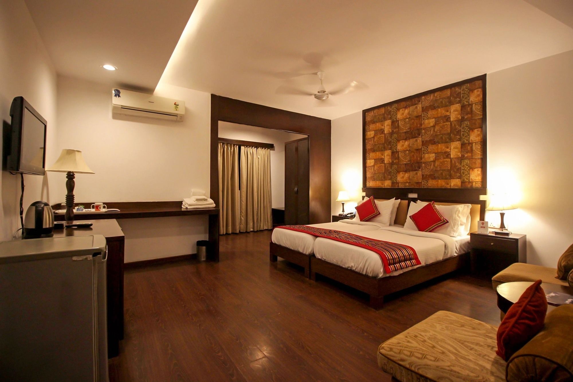 Hotel Oyo 9841 The Vivir 1 Noida Esterno foto