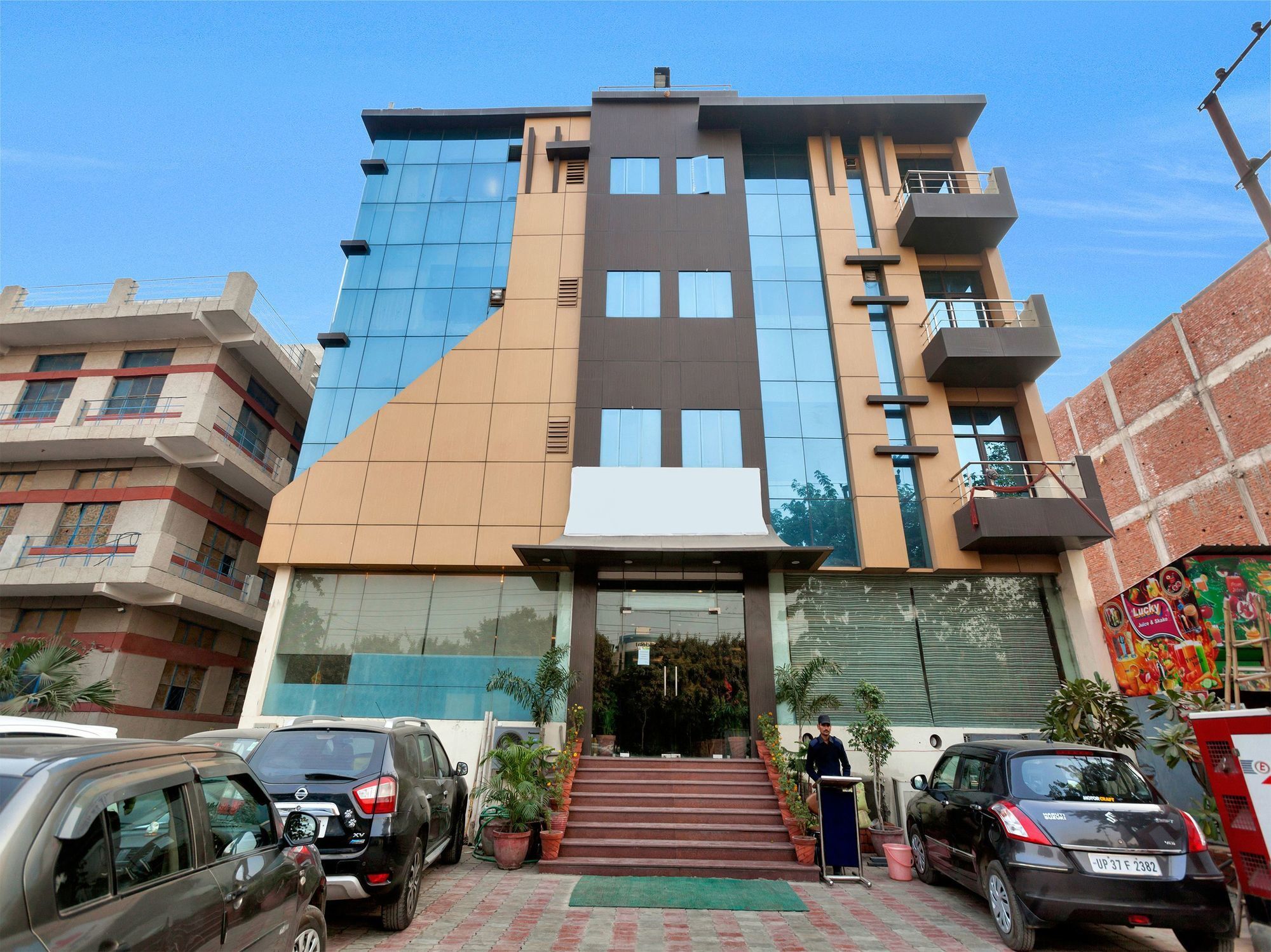 Hotel Oyo 9841 The Vivir 1 Noida Esterno foto